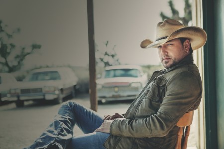 Jason Aldean - promo fotografie k albu Night Train (www.jasonaldean.com)