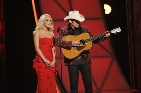Brad Paisley a Carrie Underwood jako průvodci CMA Awards 2012 - 1.11.2012, Bridgestone Arena, Nashville (Foto: CMA)